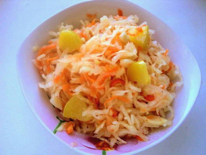 Квашеная капуста с яблоками в банке - классический рецепт Квашеная капуста с яблоками в банке - классический рецепт