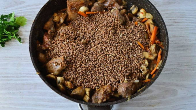 Гречка по-купечески на сковороде Гречка по-купечески на сковороде