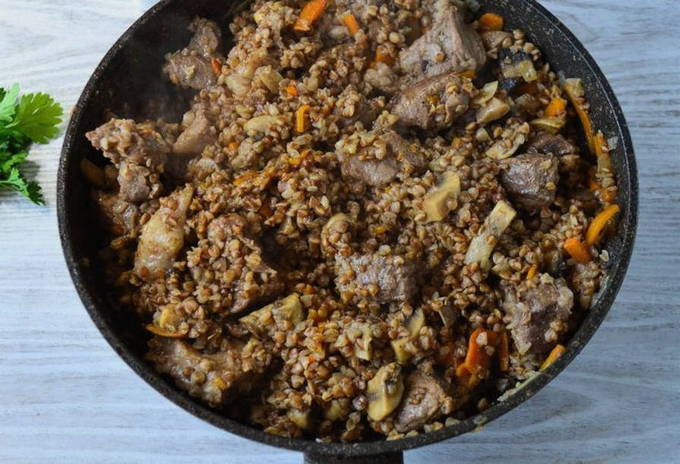 Гречка по-купечески на сковороде Гречка по-купечески на сковороде
