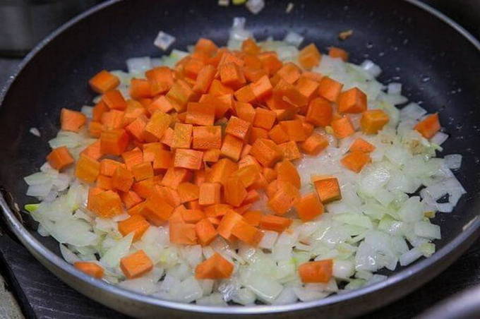 Рассольник с перловкой и огурцами