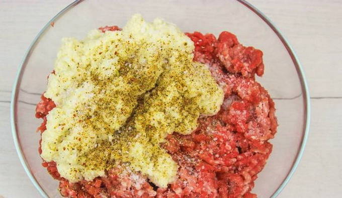 Сочные котлеты из мясного фарша в духовке