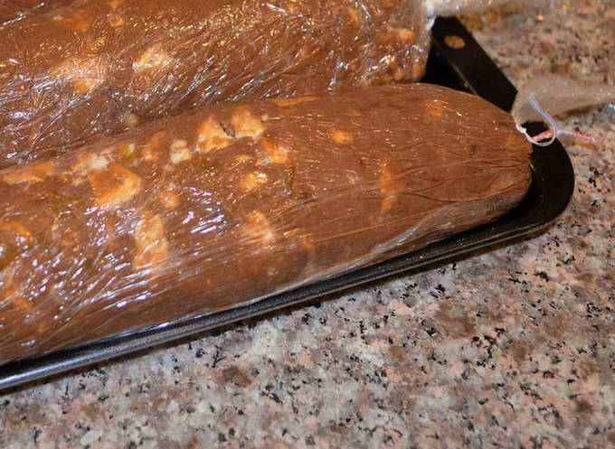 Шоколадная колбаса из печенья и какао Шоколадная колбаса из печенья и какао