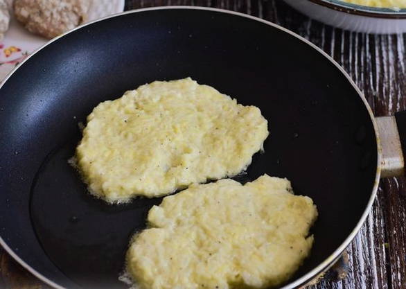 Драники с мясом на сковороде