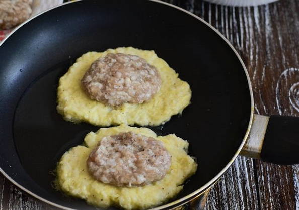 Драники с мясом на сковороде