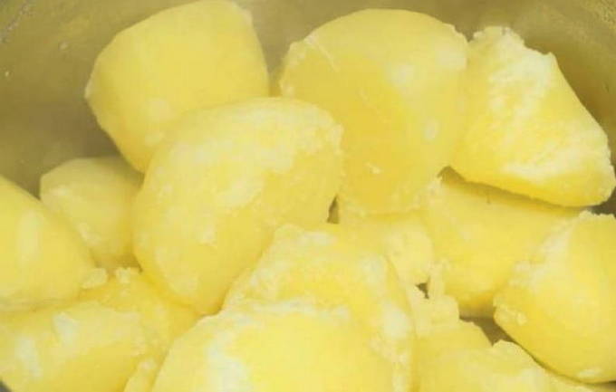 Картофельное пюре с молоком и маслом Картофельное пюре с молоком и маслом