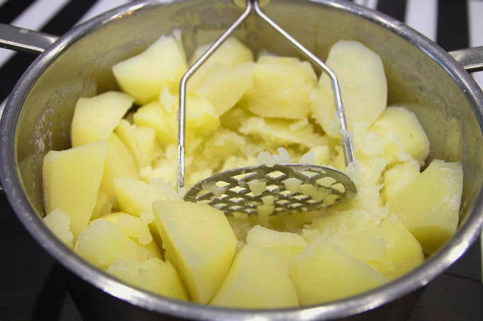 Картофельное пюре с молоком и маслом Картофельное пюре с молоком и маслом