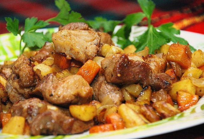 Тушеная картошка со свининой