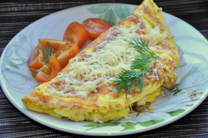 Омлет с сыром и помидорами