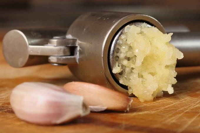 Салат из свеклы с сыром и чесноком