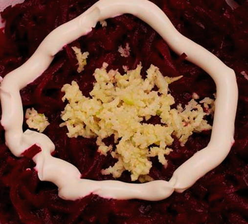 Салат из свеклы с сыром и чесноком