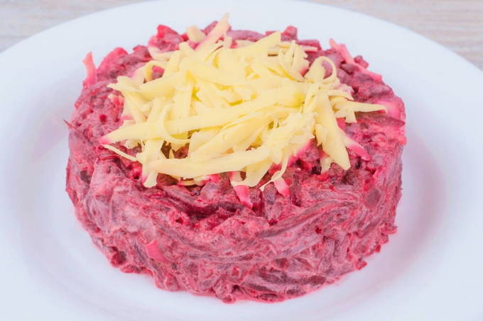 Салат из свеклы с сыром и чесноком