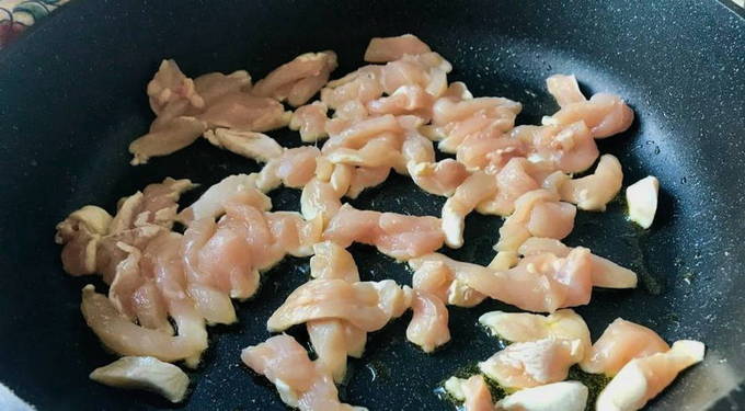 Фетучини с курицей и грибами в сливочном соусе Фетучини с курицей и грибами в сливочном соусе