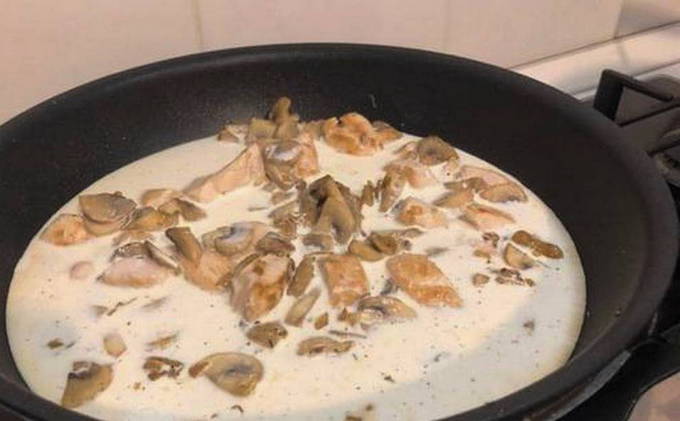 Фетучини с курицей и грибами в сливочном соусе Фетучини с курицей и грибами в сливочном соусе