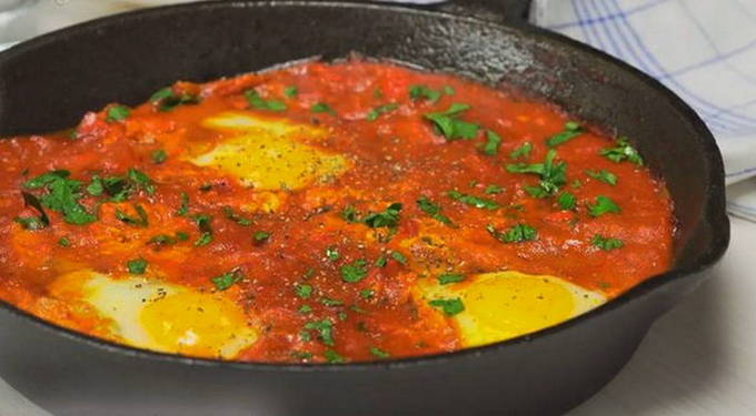 Классическая шакшука на сковороде