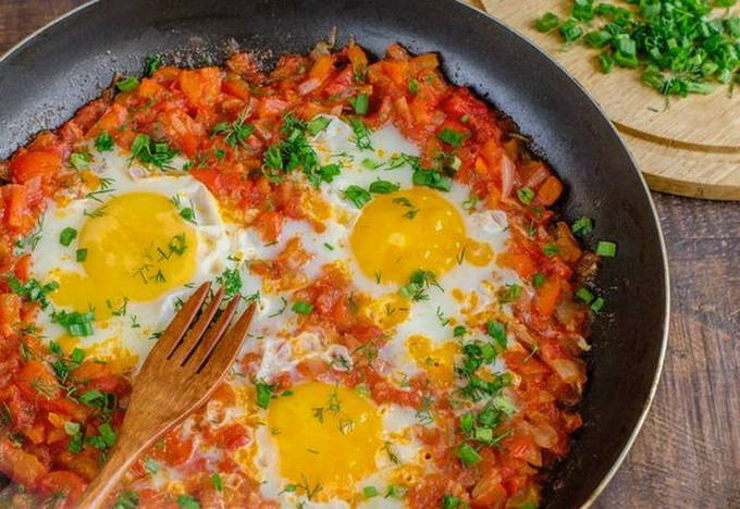 Классическая шакшука на сковороде