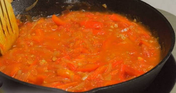 Классическая шакшука на сковороде