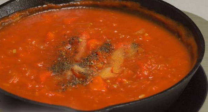 Классическая шакшука на сковороде