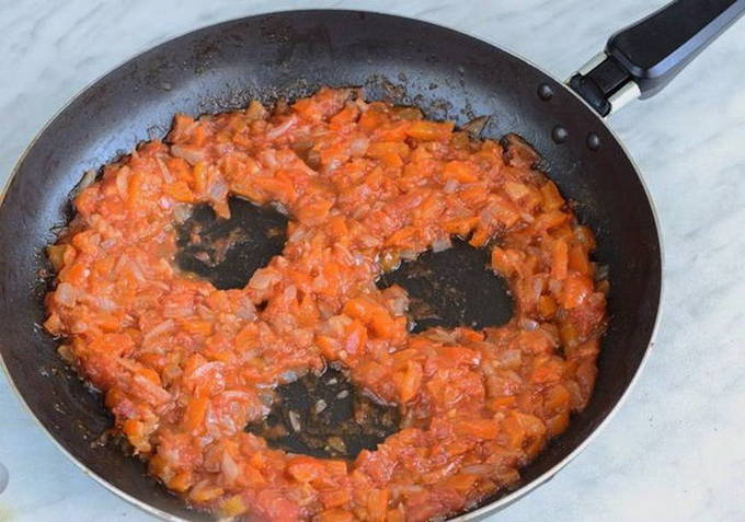 Классическая шакшука на сковороде