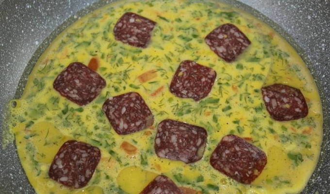 Омлет с помидорами и колбасой Омлет с помидорами и колбасой