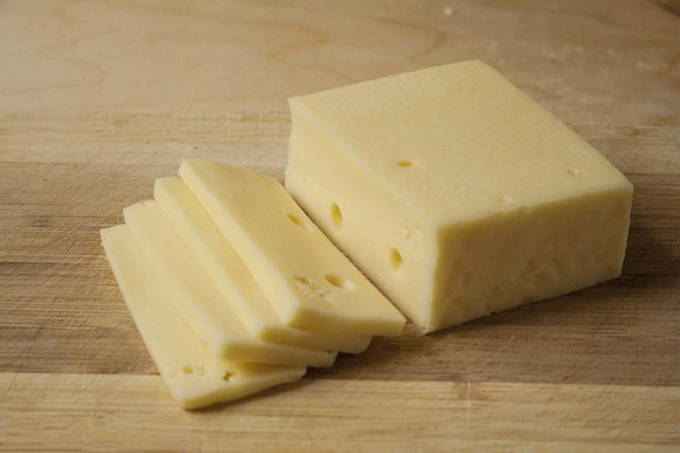 Кусочки сыра фото. Сыры на белом фоне. Сыр нарезанный. Сыр cheddar cheese. Кусочки сыра фото.