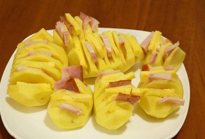 Картофель в беконе в духовке