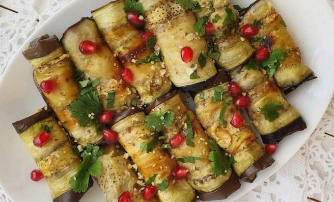 Рулетики из баклажанов с грецкими орехами