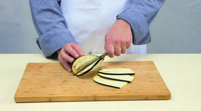 Рулетики из баклажанов с грецкими орехами