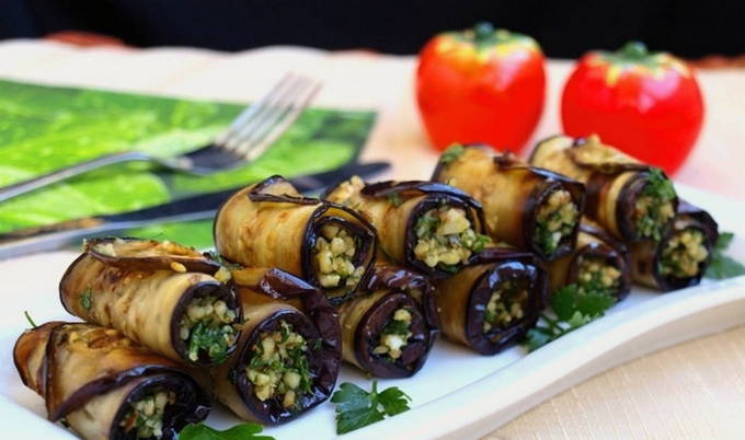 Рулетики из баклажанов с грецкими орехами