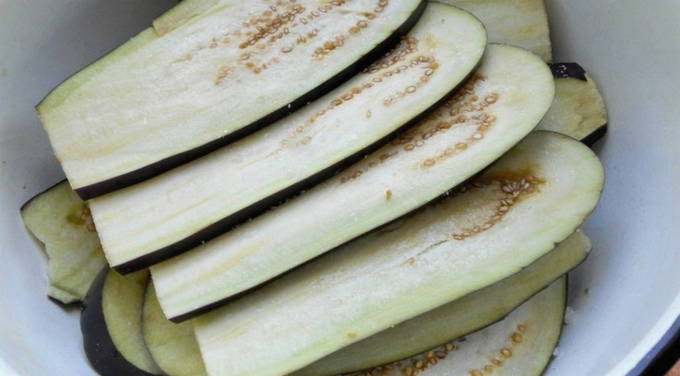 Рулетики из баклажанов с грецкими орехами