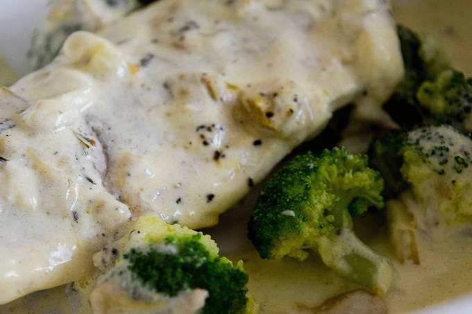 Курица в сливочном соусе с брокколи Курица в сливочном соусе с брокколи