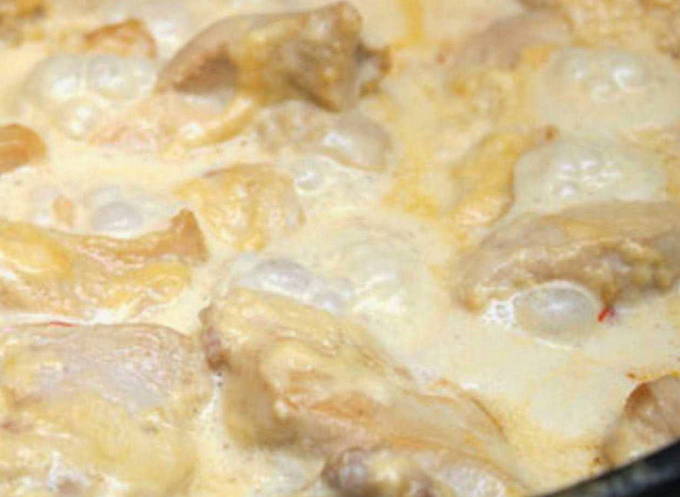 Курица в сливочно-чесночном соусе на сковороде Курица в сливочно-чесночном соусе на сковороде