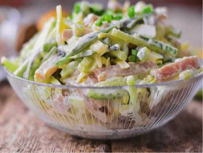 Салат «Нежный» с ветчиной, огурцами и сыром