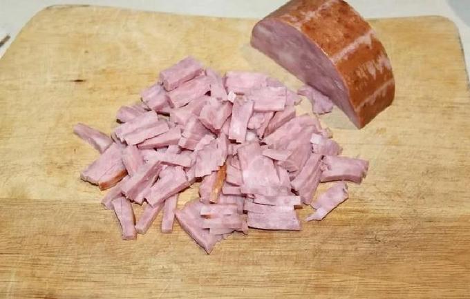 Салат «Нежный» с ветчиной, огурцами и сыром