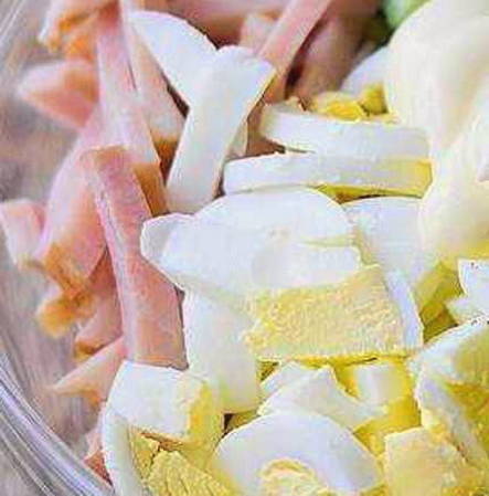 Салат «Нежный» с ветчиной, огурцами и сыром