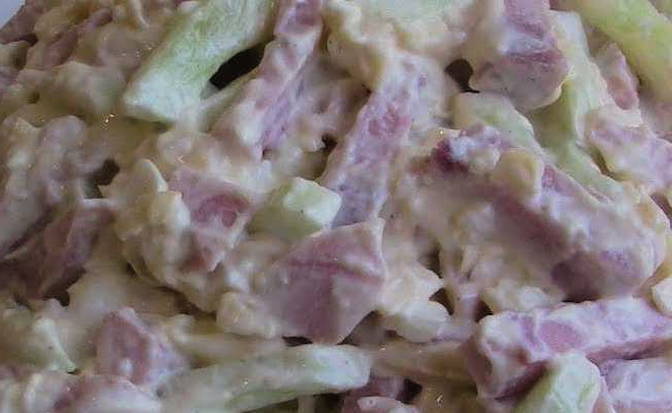Салат «Нежный» с ветчиной, огурцами и сыром