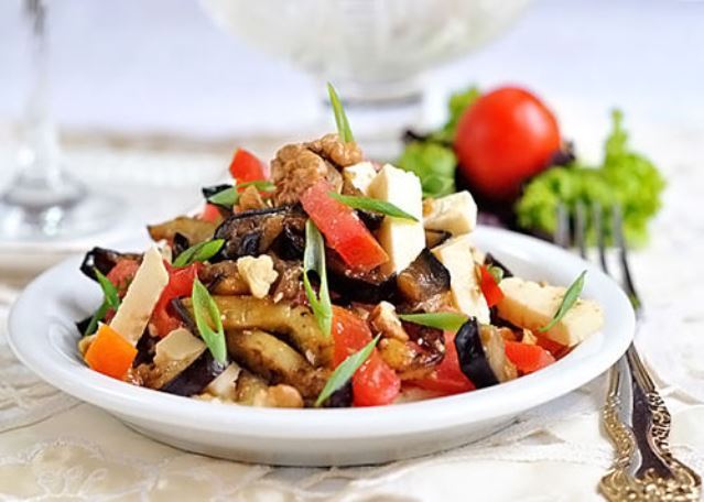 Салат с баклажанами, помидорами и сыром