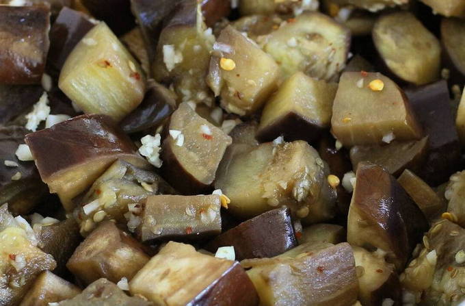 Салат с баклажанами, помидорами и сыром