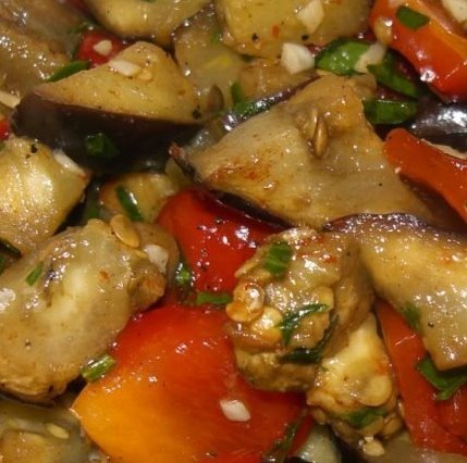 Салат с баклажанами, помидорами и сыром