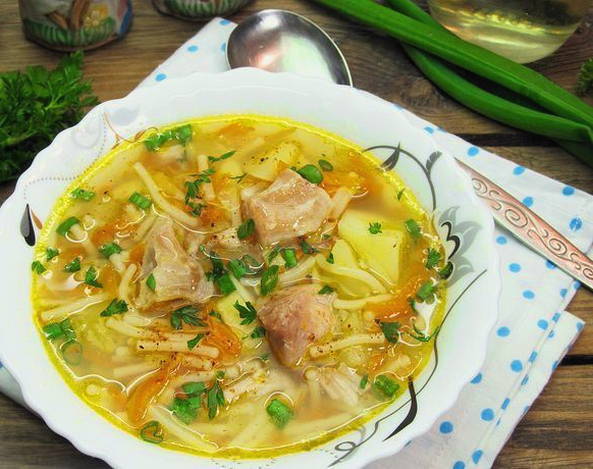 Суп с тушёнкой и вермишелью с картошкой