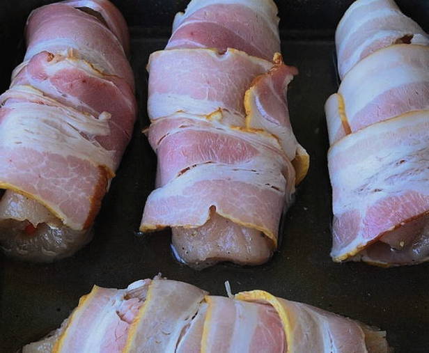 Куриные рулетики в беконе в духовке Куриные рулетики в беконе в духовке