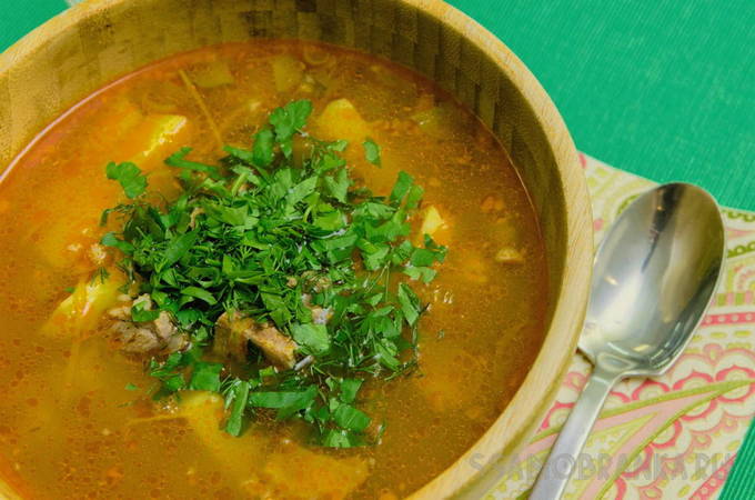 Рассольник с перловкой и солёными огурцами с говядиной