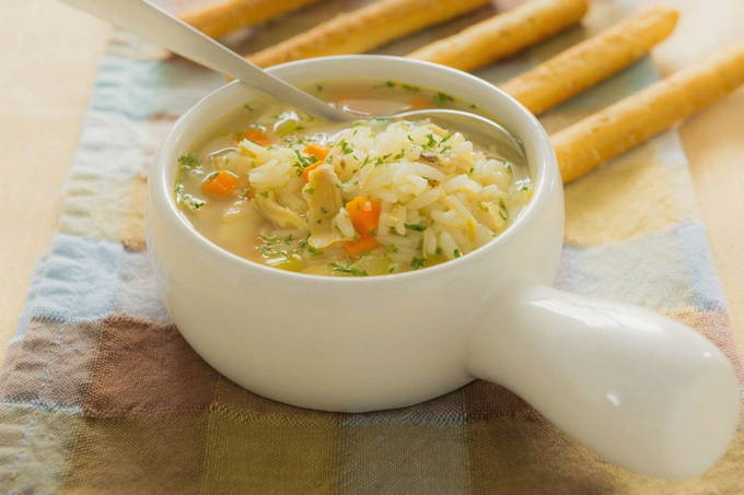 Суп с рисом и картофелем и курицей Суп с рисом и картофелем и курицей