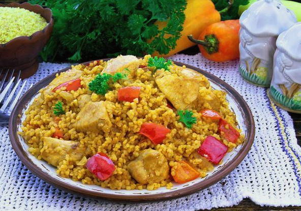 Булгур с курицей и овощами на сковороде