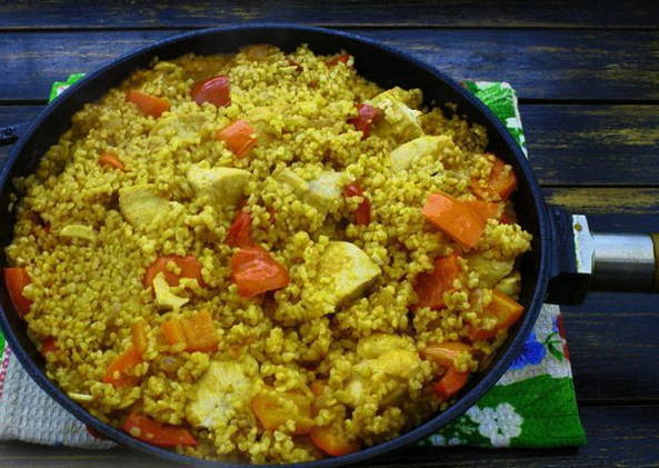 Булгур с курицей и овощами на сковороде Булгур с курицей и овощами на сковороде
