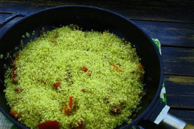 Булгур с курицей и овощами на сковороде Булгур с курицей и овощами на сковороде