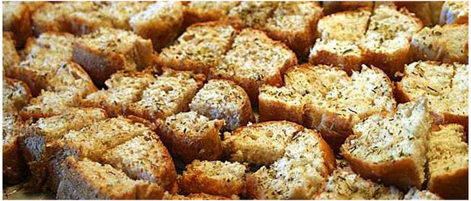 Сухарики с чесноком и маслом в духовке Сухарики с чесноком и маслом в духовке