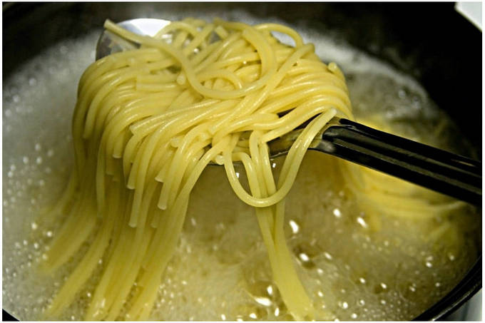 Макароны с беконом и сыром в сливочном соусе