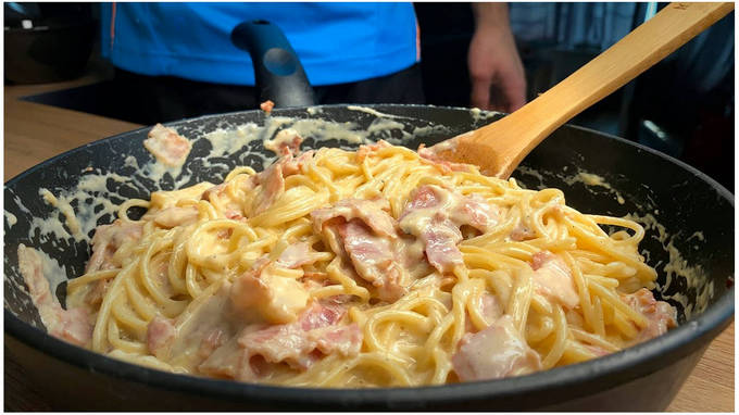 Макароны с беконом и сыром в сливочном соусе