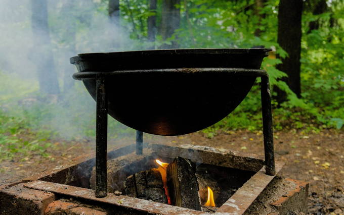 Мясо с картошкой в казане на костре