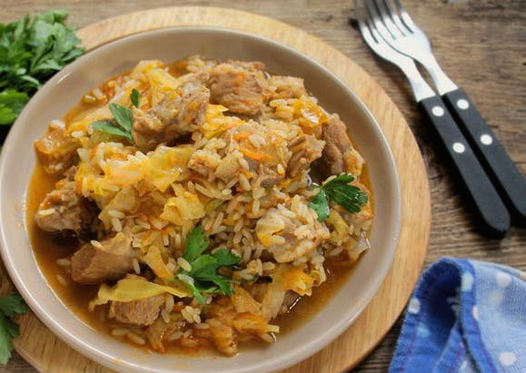 Тушеная капуста с рисом и мясом